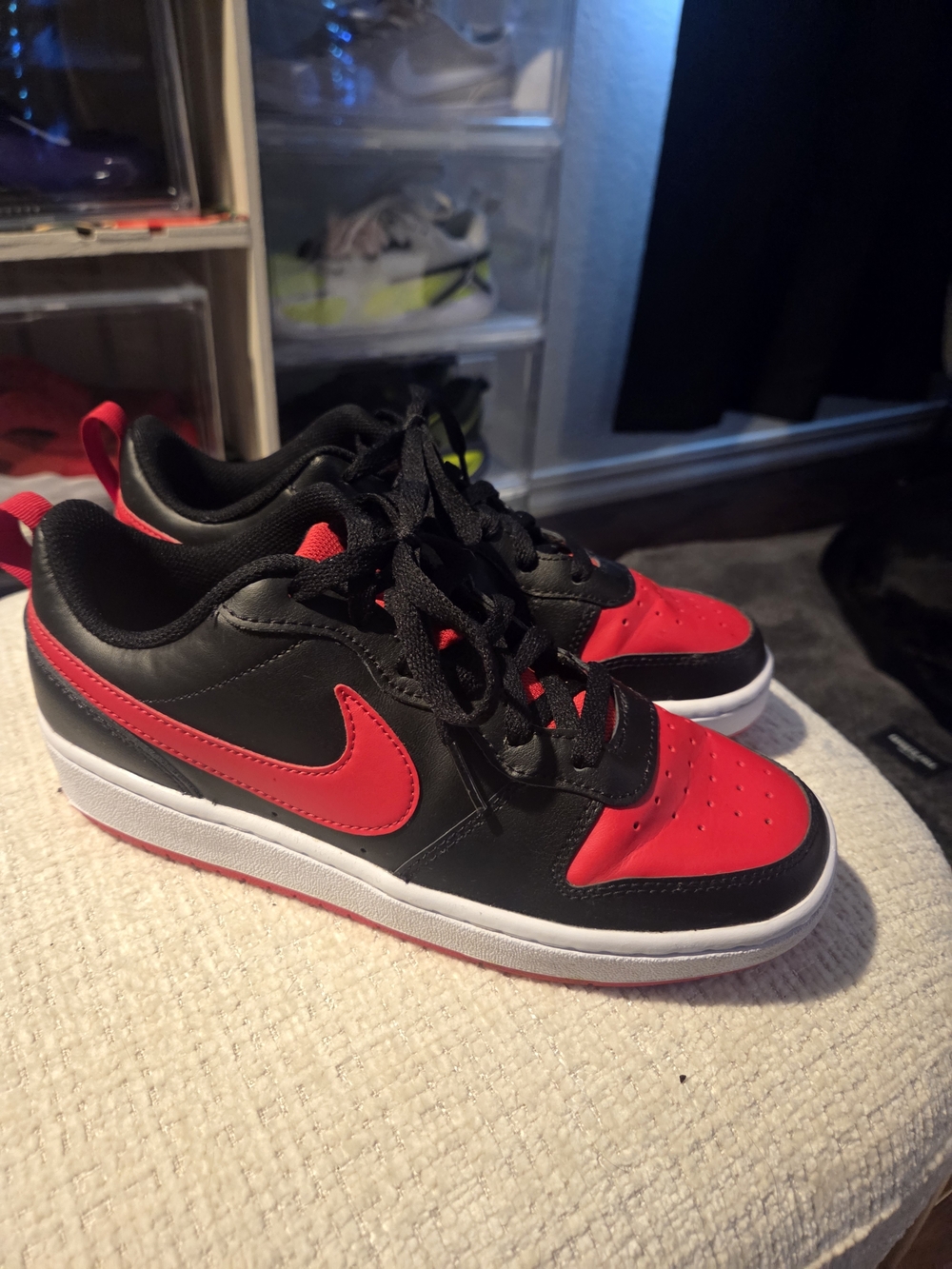 Nike Kids' Black and Red Low-Top Sneakers with Red Swoosh